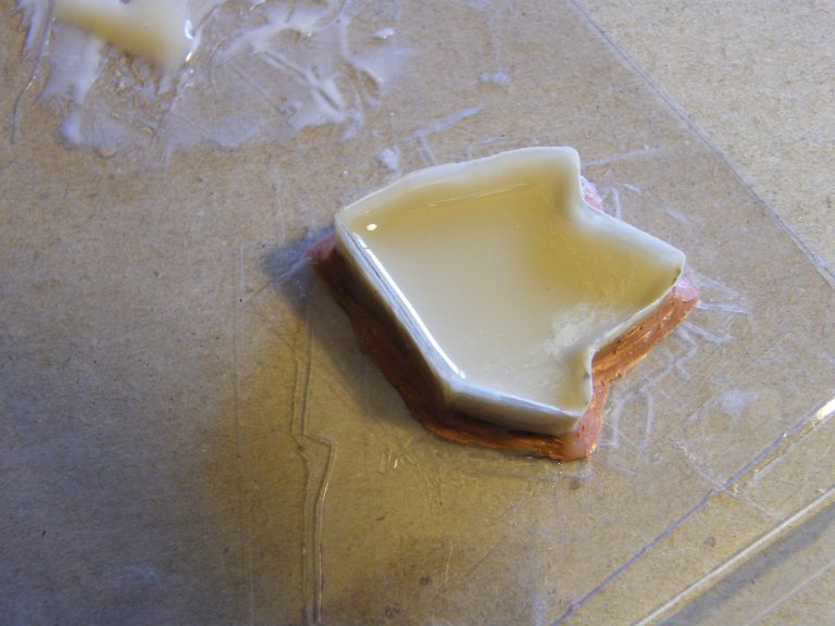 A leaf-shaped tray was built to cast pigmented resin.